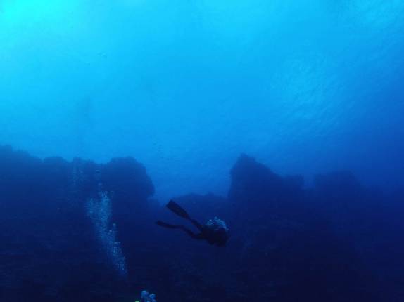 Mergulhando nas águas claríssimas da Ilha de Páscoa, em pleno Oceano Pacífico